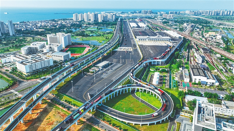 航拍海口新海港和南港“二线口岸”(货运)集中查验场。海南日报全媒体记者 张茂 摄