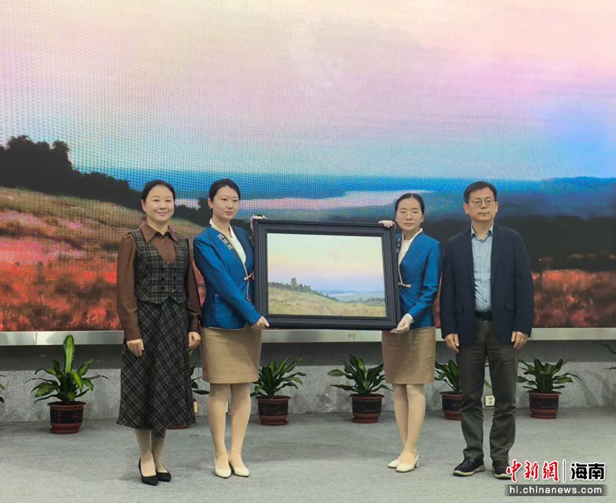 11月21日,俄罗斯当代艺术大师库兹涅佐夫·尼古拉耶维奇向海南省博物馆捐赠其油画作品《鄂毕河·云》。张茜翼 摄