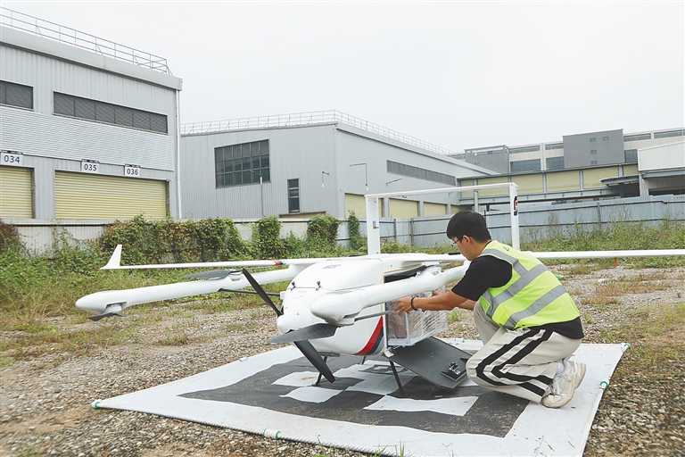 工作人员将模拟急用物资装载进丰舟90无人机。海南日报全媒体记者 习霁鸿 摄