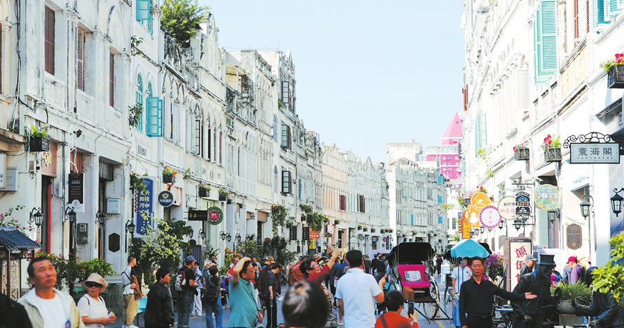 近日,在海口骑楼老街,市民游客或漫步赏景、或拍照打卡,一派热闹祥和的景象。本报记者 杨忠凯 摄