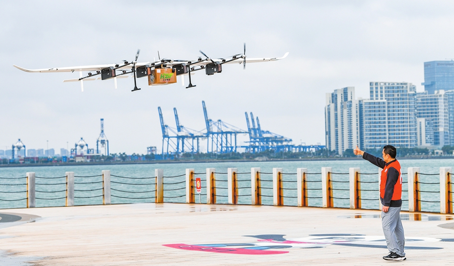 12月3日,跨琼州海峡低空物流航线完成全链路实单测试。图为工作人员正在指挥无人机从海口起飞,前往广东徐闻起降场。本报记者 康登淋 摄