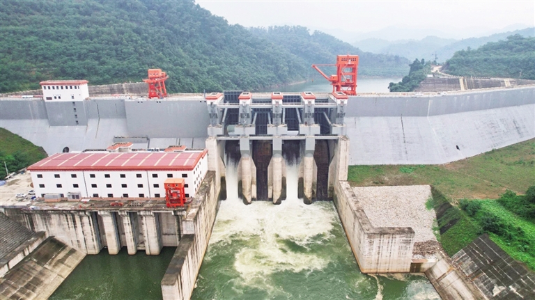 溢流坝闸门成功下闸。