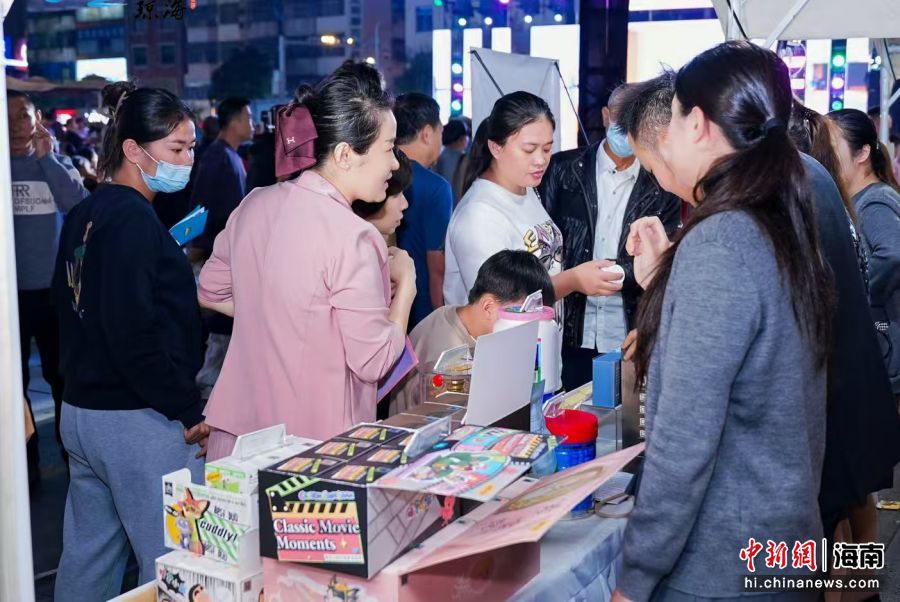 “年终盛‘惠’在琼海 ——2025 年琼海冬季促消费系列活动”在环球春天广场启幕。孙语供图