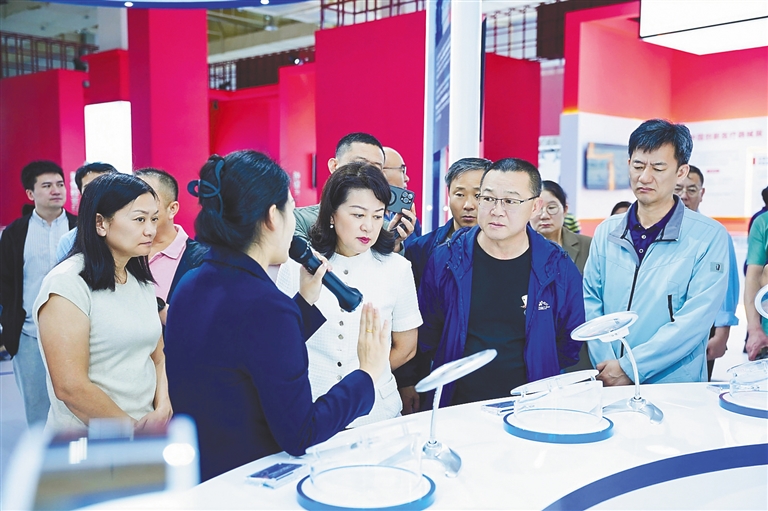 12月13日,考察团参观博鳌乐城“永不落幕”国际创新药械展,了解前沿药械技术和产品。 组委会供图