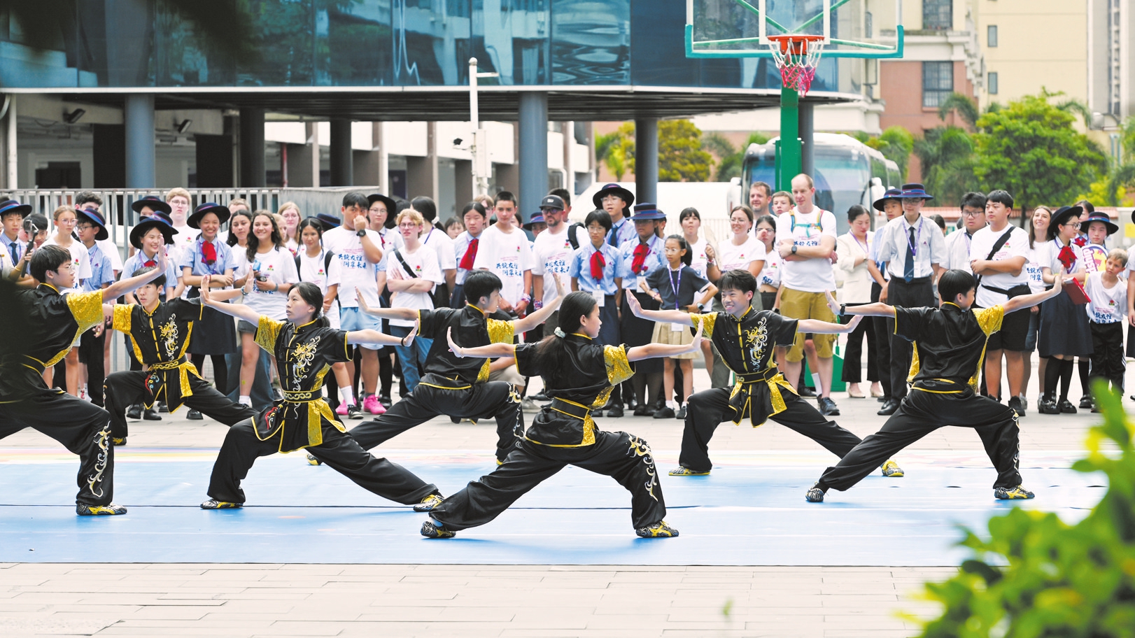 2025年第二届中美(海南)青少年交流活动上,中国青少年在表演中国武术。本报记者 石中华 摄