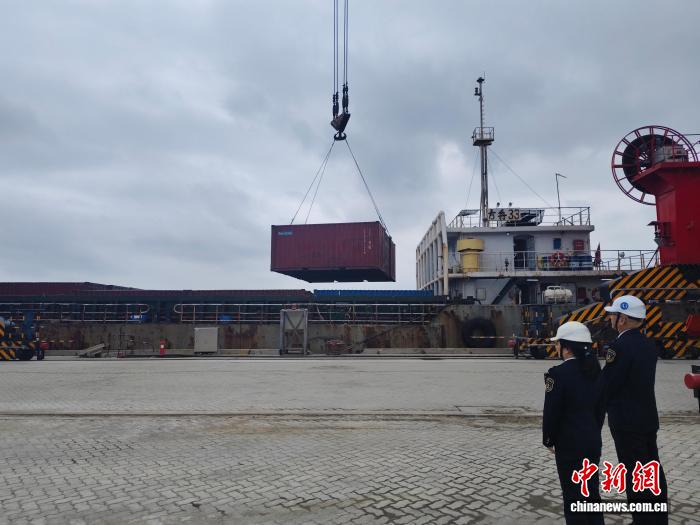 12月18日,海南清澜港集装箱航线正式开通运营。清澜海事局 供图