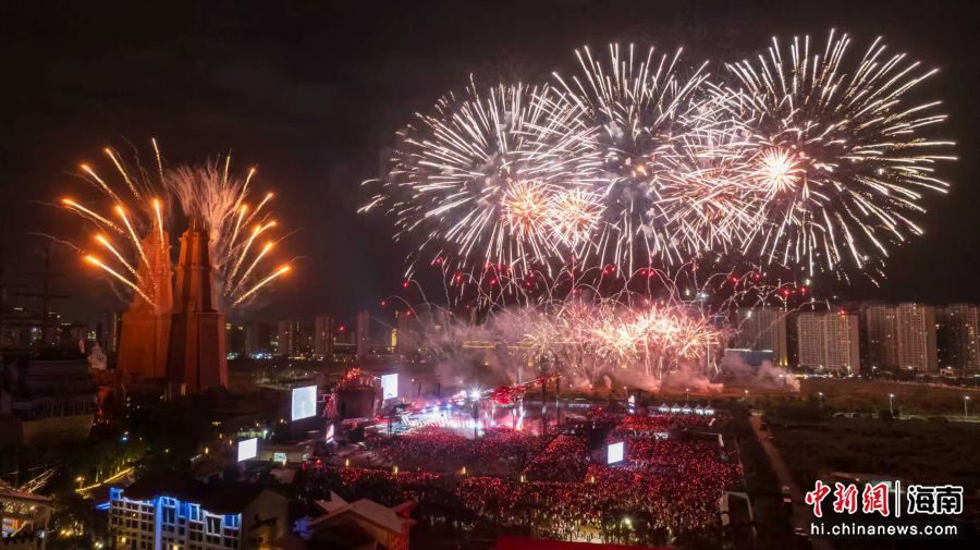 图为海南长影奇幻乐园的烟花秀。长影集团供图