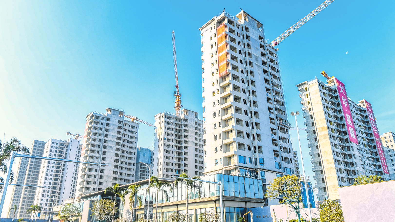 1月11日,海口市丁村片区城市更新项目大样片区,一栋栋挺拔的楼体高高耸立,新貌初现。 本报记者 康登淋 摄