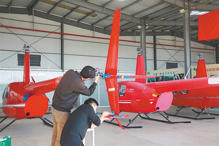 ���գ��ڰ�ɳԪ�Ż���ά����ҵ�������񹤳�ʦ��һ��R44�ޱ�ѷֱ�������в�ж��顣����ɳ��ý�����Ĺ�ͼ��