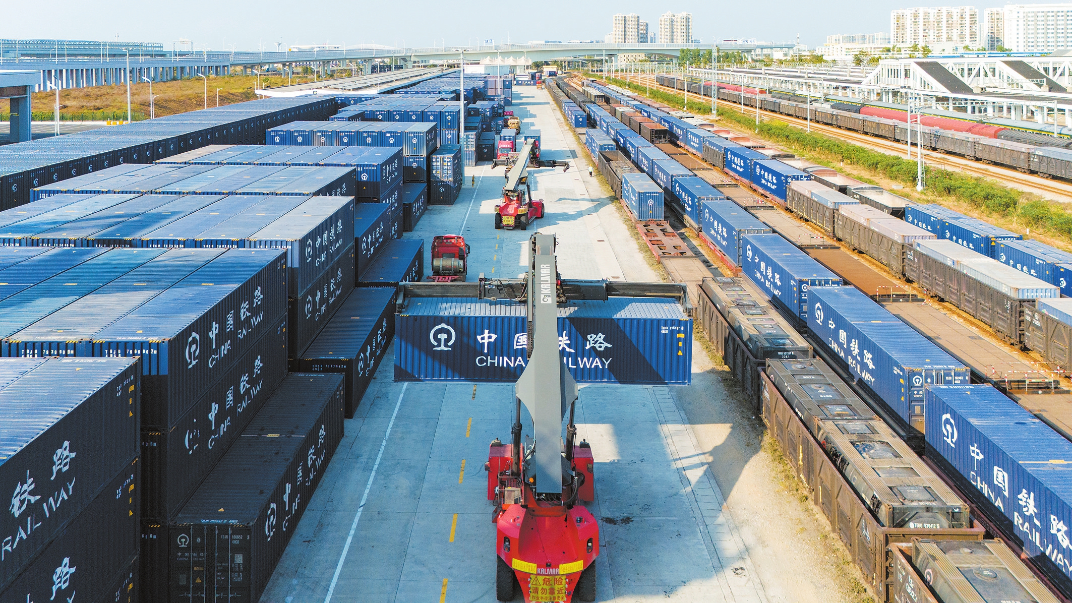 1月16日,在海口货列查验区,工作人员正在装卸集装箱。本报记者苏弼坤 实习生 陈新锐 摄