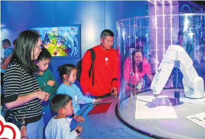 2月19日,家长带着小朋友参观海南科技馆。本报记者 康登淋 摄