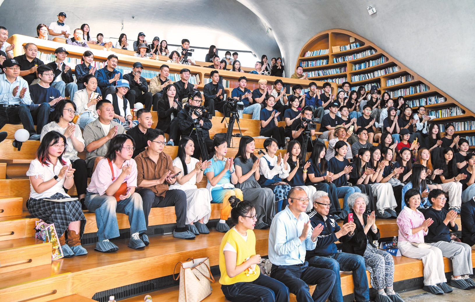 3月18日,“光影赋能自贸港”——海口影视产业发展主题研讨沙龙在云洞图书馆举办,观众为嘉宾的精彩发言鼓掌。本报记者 苏弼坤 摄