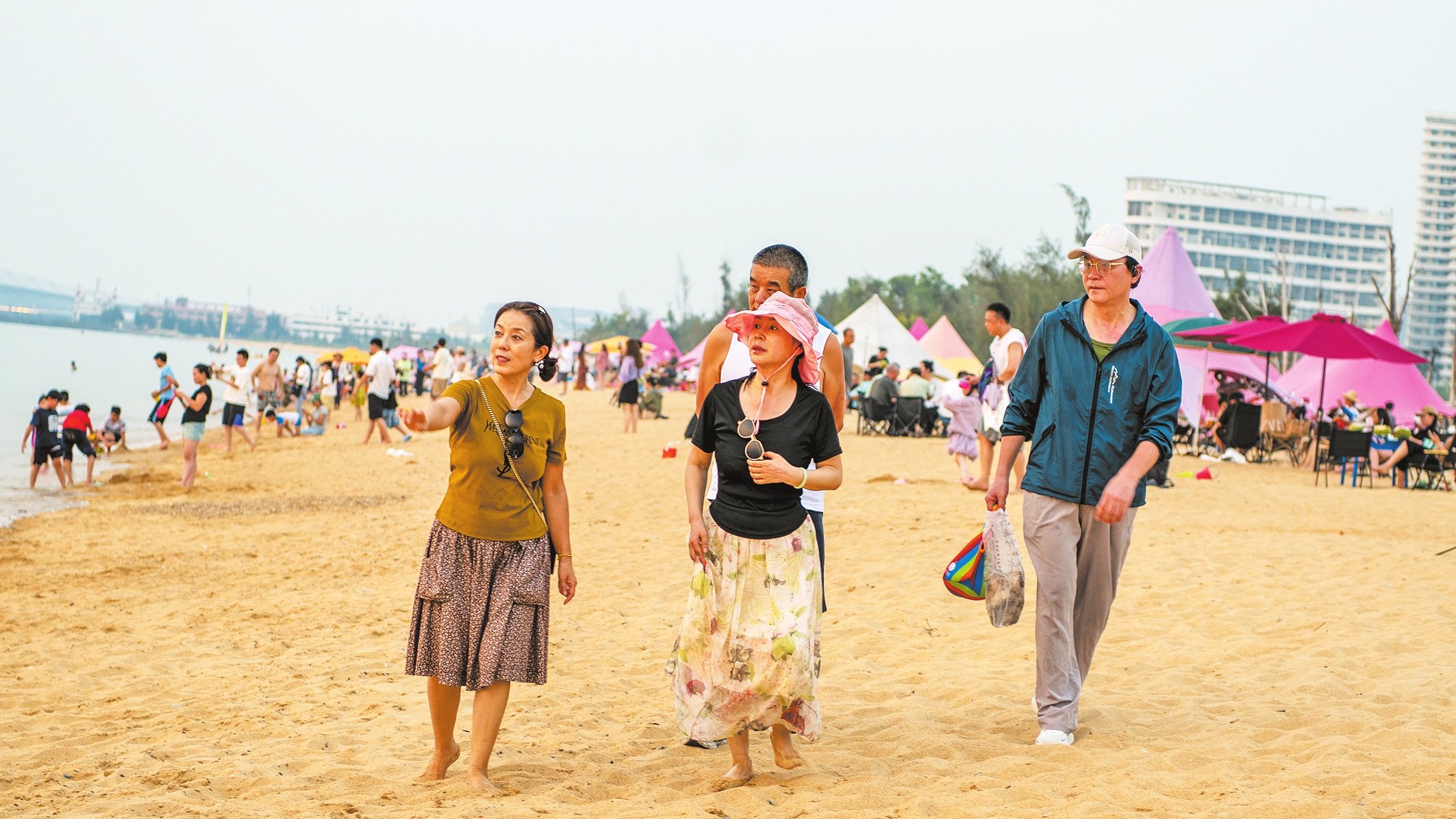 4��6�գ�������ɽ弴���ͷ�ܶ����ο���ɳ̲�Ϲ۹⡣�������� ʯ�л� ��