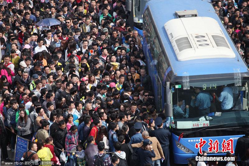 人潮汹涌!清明假期中国多个景点游客爆棚(3)