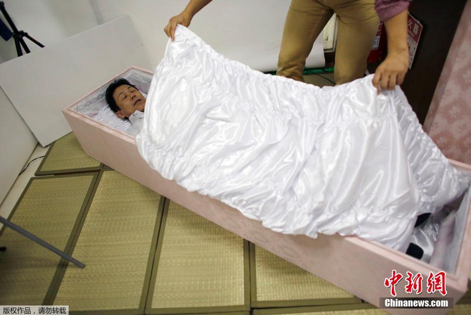 日本超前葬礼服务 可体验进棺材感觉(6)