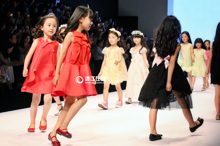 模特秀惊艳全场 U55P16T10D56374F256DT20150514092104.jpg