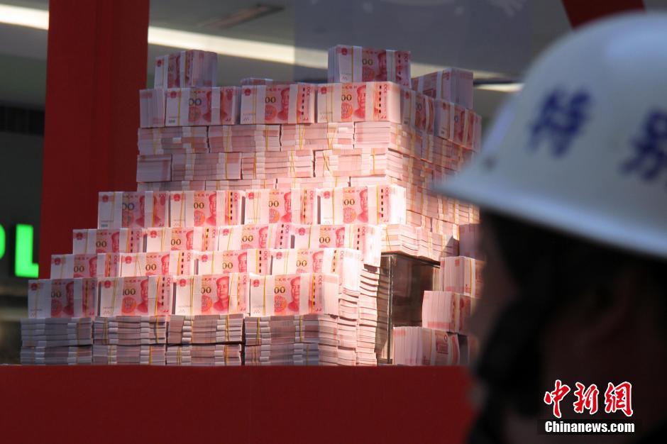 河南一楼盘招聘 摆千万现金堆"钱山"(3)