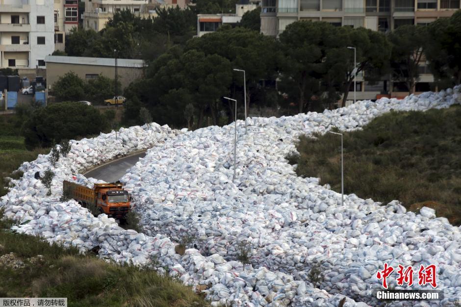 黎巴嫩垃圾危机持续 垃圾袋巨流堆满街道(2)