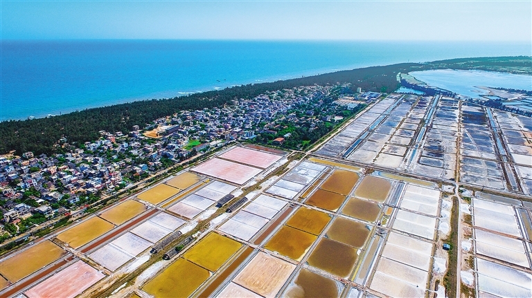 高空鸟瞰海南最大的海盐场——莺歌海盐场