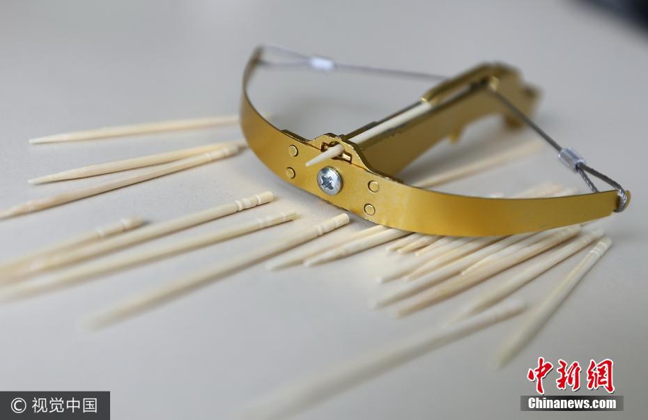 成都多所学校现"牙签弩" 一箭射穿纸杯(2)