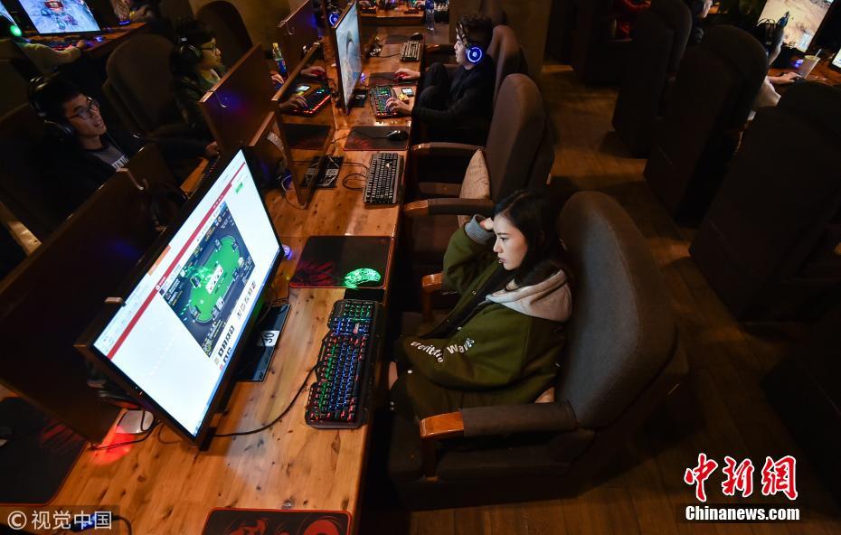 大二女生获德州扑克冠军 牌技与颜值并存(3)