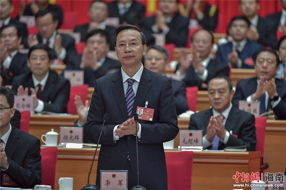 图为李军主持海南省六届人大一次会议第三次全会.骆云飞摄