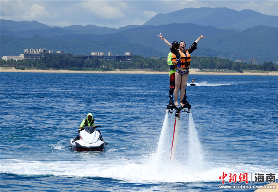 游客在三亚蜈支洲岛旅游区体验"水上飞龙"项目