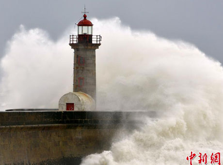 葡萄牙海上天气恶劣巨浪滔天
