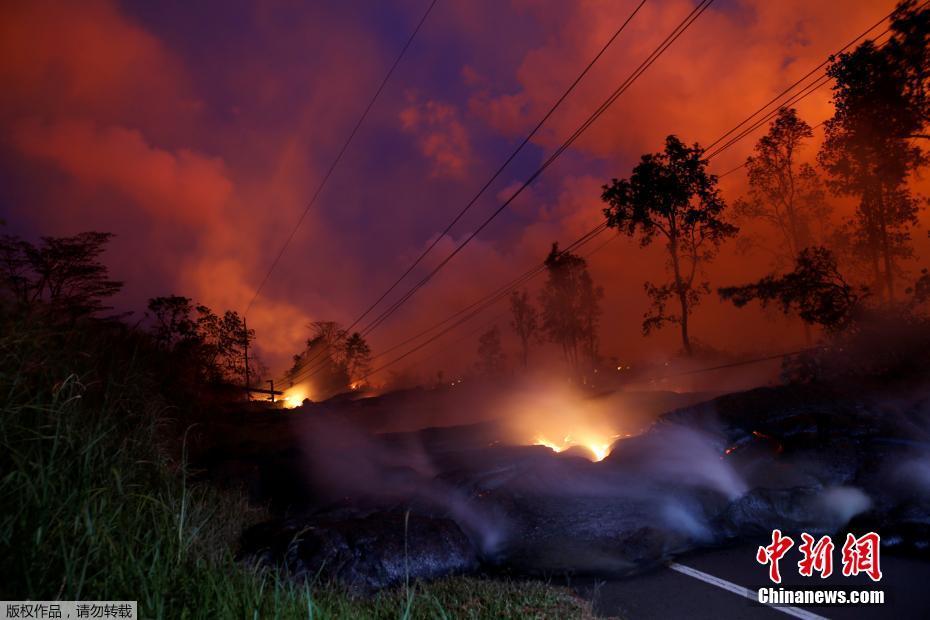 夏威夷火山熔岩喷出白色气体 记者冒险近距离