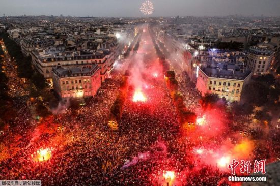 2018俄罗斯世界杯法国夺冠 巴黎民众狂欢庆祝