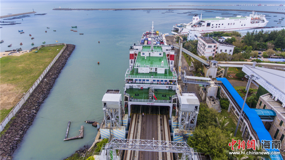 航拍海南粤海铁路南港码头:火车乘渡轮过海上岛第一站(7)