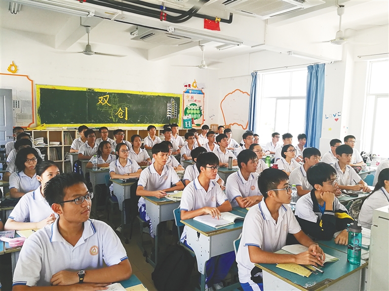 海口实验中学高二学生走班上课. 本报记者 侯赛 摄