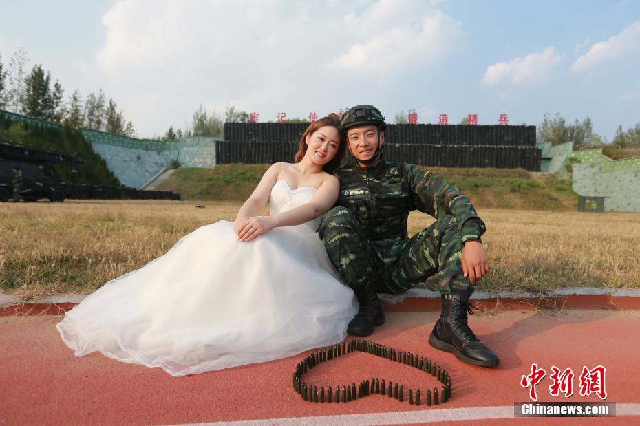 铁血柔情 武警官兵拍军旅婚纱照(6)