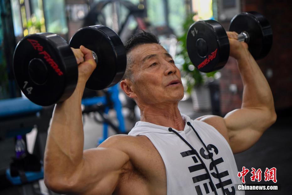 中国健美"常青树"杨新民 70岁依旧健硕胜常人