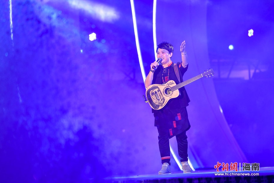 图为黎族歌手阿侬子黎演唱《1234567歌》.骆云飞摄