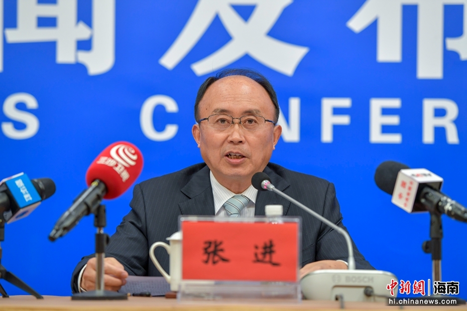 图为洋浦工委委员,管委会副主任张进.骆云飞摄
