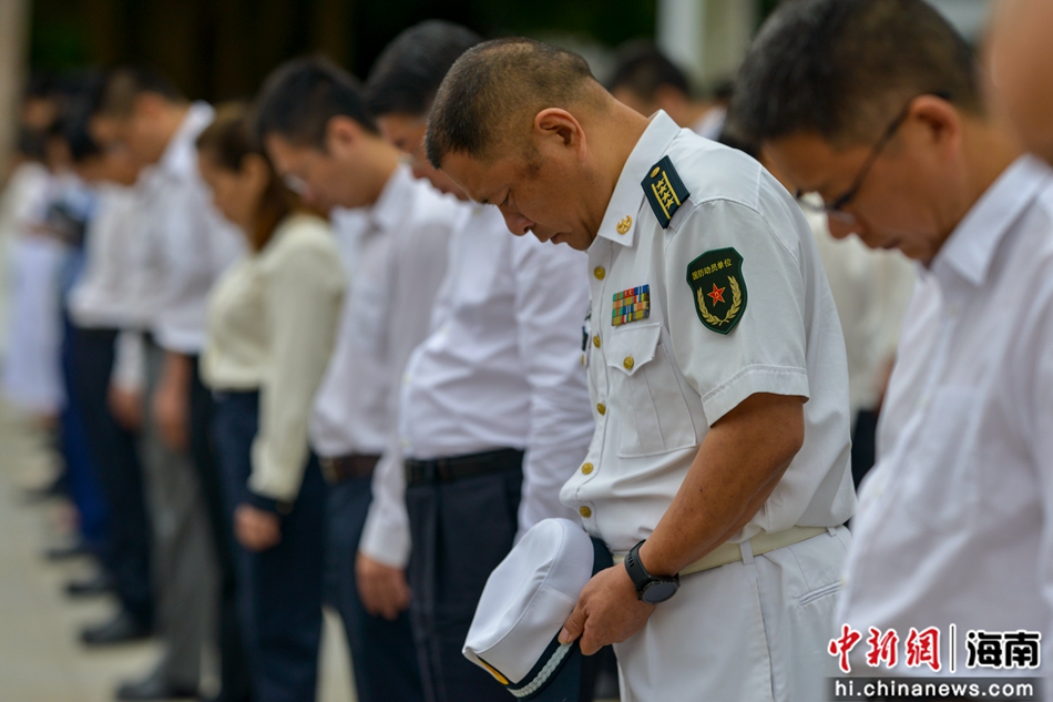 海南各界民众向抗击新冠肺炎疫情斗争烈士和逝世同胞默哀(5)