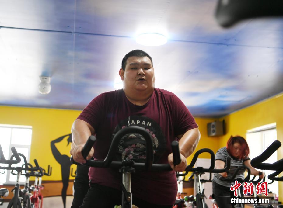 430斤小伙疫情期间"闭关"减重121.6斤