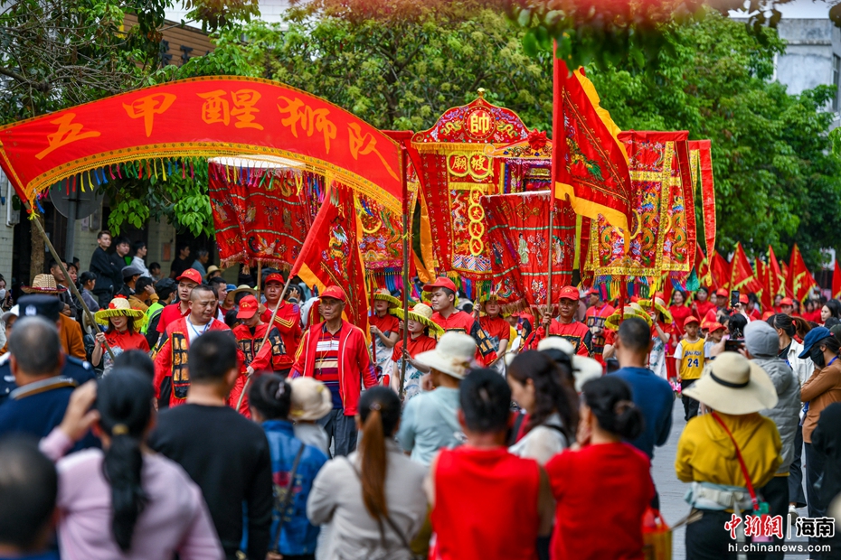 海口民众“装军巡游”闹军坡