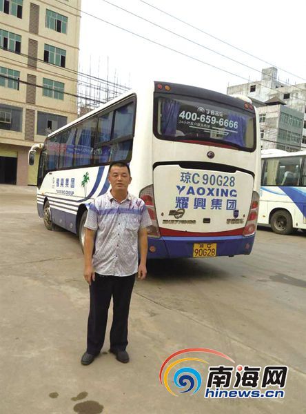 三亚旅游车司机捡万元现金 原地苦等失主完璧
