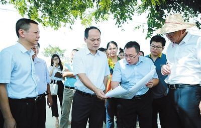 8月2日下午,省委常委,市委书记严朝君深入天涯区海坡海鲜广场项目工地