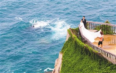 山上美人鱼在水里游的拍摄效果 U845P16T11D22456F299DT20190508105957.jpg