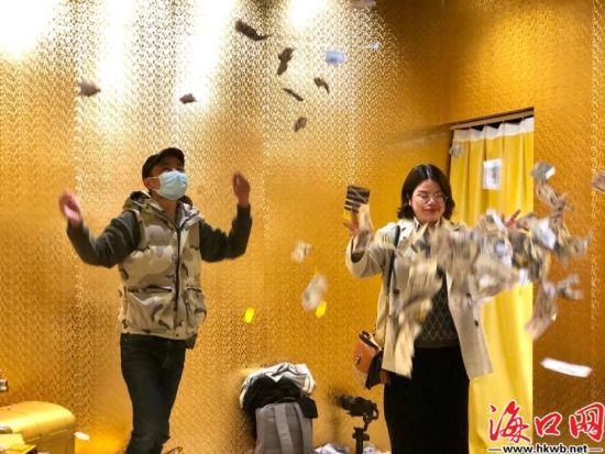 市民在潮玩解压馆体验。李万内 摄