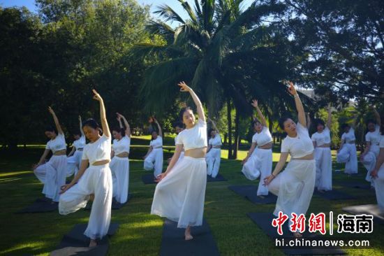 5月9日，瑜伽爱好者在三亚南山景区练习瑜伽 陈文武摄