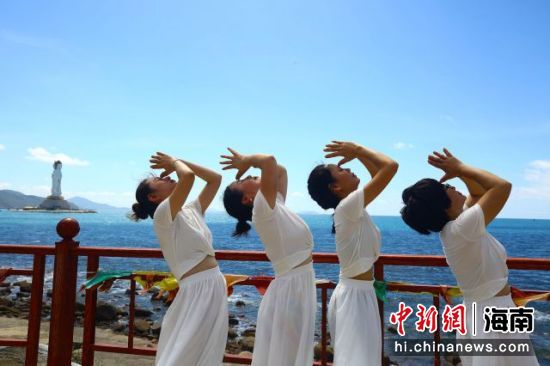 5月9日，瑜伽爱好者在三亚南山景区练习瑜伽 陈文武摄