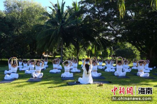 5月9日，瑜伽爱好者在三亚南山景区练习瑜伽。 陈文武摄