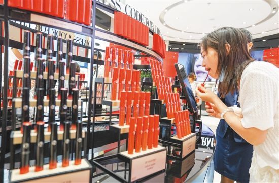 近日，游客在三亚海旅免税城选购欧莱雅集团旗下免税商品。本报记者 武威 摄