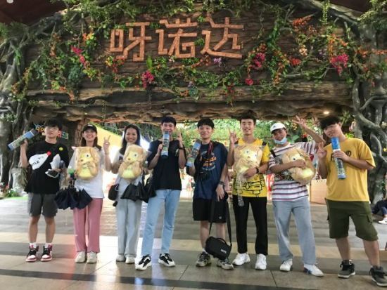 参与马蜂窝出片大赛游客手拿礼品喜笑颜开