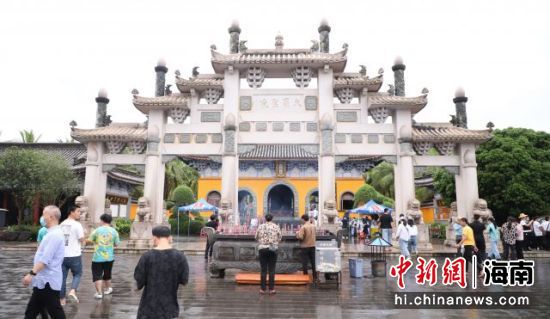 游客“五一”假期在定安文笔峰盘古文化旅游区游玩。毛景慧供图