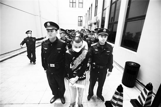 1月3日,屯昌"黑老大"郭斌,林某莉夫妇等22人涉黑犯罪案在海南省第一